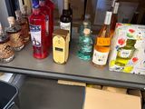 de nombreuses bouteilles d'alcool sur une étagère dans une pièce