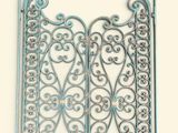une image représentant un portail métallique orné d'un motif décoratif
