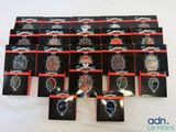 un grand nombre de badges posés sur une table