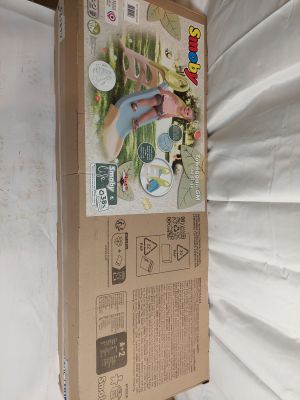 une boîte en carton sur laquelle figure l'image d'une personne