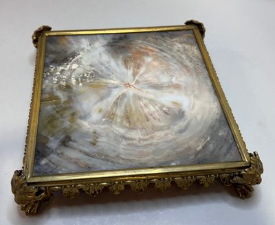 597. Dessous de plat en calcédoine, USA, seconde moitié XIXe…