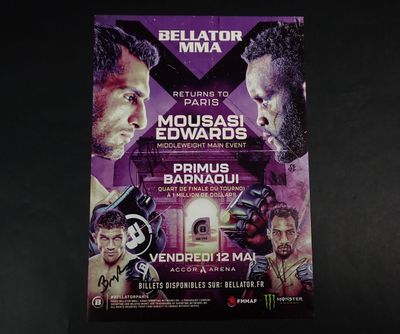 L'affiche du film « Bellator MMA » est posée sur une table.