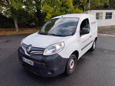 une camionnette blanche garée sur le parking