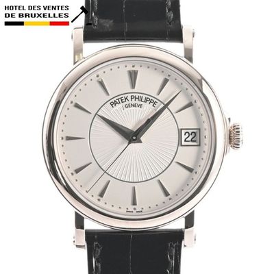 une image d'une montre en gros plan sur fond blanc