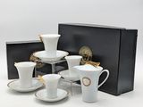 un assortiment de tasses à café et de soucoupes dans une boîte noire