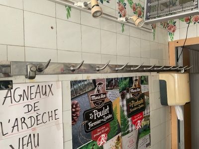une affiche accrochée au mur d'un restaurant sur lequel sont accrochées de nombreuses affiches
