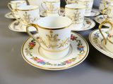 plusieurs tasses et soucoupes posées sur une table