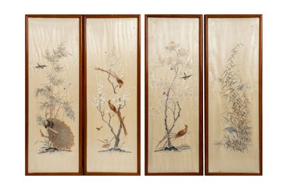 trois tableaux asiatiques encadrés représentant des oiseaux et des fleurs sur fond blanc