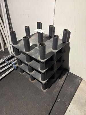 une photo montrant une pile de tuyaux métalliques posés à même le sol
