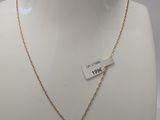 gros plan d'un torse de mannequin portant un collier