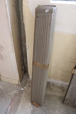 un radiateur situé dans un coin d'une pièce