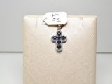 une image représentant un pendentif en forme de croix muni d'une étiquette