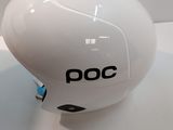 a white helmet with the word poc written on it
