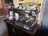 une machine à café posée sur une table dans une cuisine
