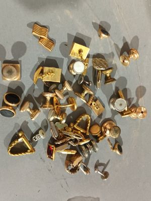 beaucoup de bijoux en or et en argent sur une table