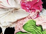 une photo montrant un tas de vêtements posés sur une table