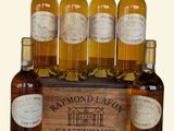 six bouteilles de vin blanc dans une caisse en bois sur fond blanc