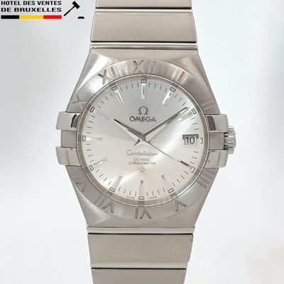 une image d'un gros plan d'une montre-bracelet sur un fond blanc