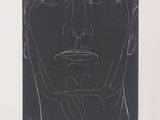un dessin en noir et blanc représentant le visage d'un homme sur une feuille de papier
