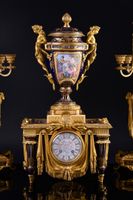 Garniture de cheminée en bronze richement ciselé et doré et … (photo 2)