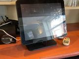 une tablette posée sur un comptoir