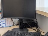 un bureau sur lequel se trouvent un ordinateur et un téléphone