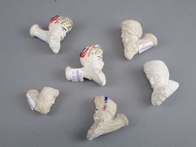 plusieurs morceaux d'argile sont disposés en cercle sur une surface grise