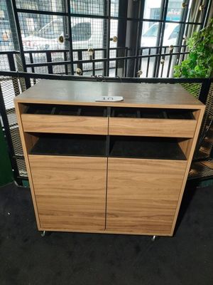 un gros plan sur une armoire en bois dans une pièce dotée d'une fenêtre