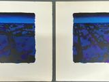 deux photos représentant des tableaux bleus et noirs accrochés à un mur blanc