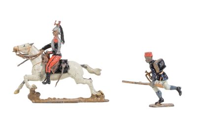 deux figurines représentant un homme à cheval et un homme à cheval
