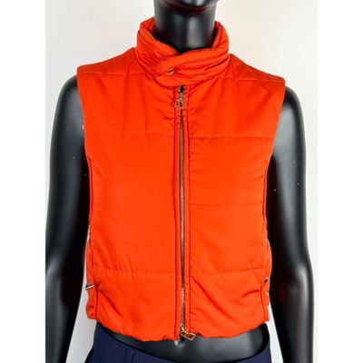 un gros plan sur un mannequin portant un gilet orange