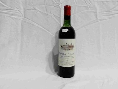 une bouteille de vin posée sur une table