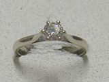 une photo d'une bague en diamant posée sur une table