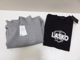 deux t-shirts avec des logos, posés sur une table