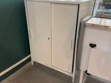 une armoire blanche dans un coin de la pièce