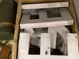 une boîte en bois contenant divers objets