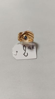 Gros plan sur une bague portant une étiquette