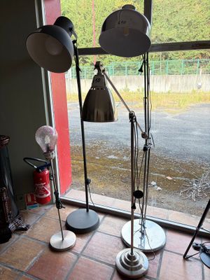 trois lampes posées par terre devant une fenêtre