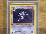 gros plan d'une carte pokemon sur une table