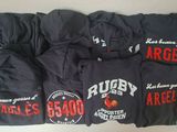 un lot de t-shirts posés sur une table