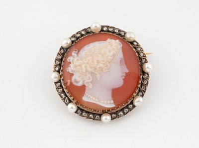 Une broche représente le profil d'une femme.