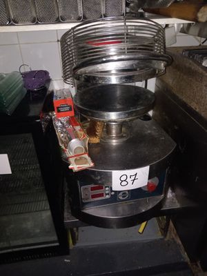 une photo d'une cuisine avec une grande casserole sur la cuisinière