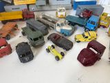 un grand nombre de voitures et de camions jouets sur une table