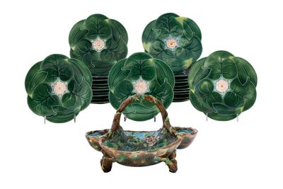 de nombreuses assiettes et bols décorés de fleurs, disposés sur un présentoir