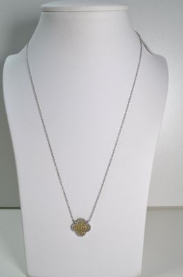 gros plan d'un collier sur un mannequin sur fond blanc