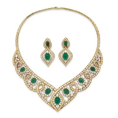 un ensemble composé d'un collier et de boucles d'oreilles en émeraudes et diamants