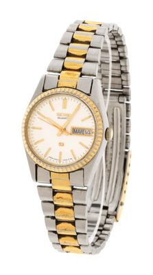 gros plan d'une montre-bracelet sur fond blanc