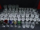 un grand nombre de verres posés sur une table