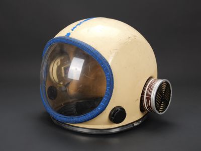 une image représentant un casque surmonté d'un masque à gaz