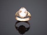 une bague en or jaune sertie d'une topaze blanche